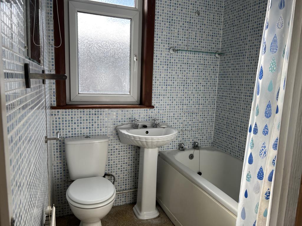 Lot: 78 - END-TERRACE THREE-BEDROOM HOUSE - Bathroom